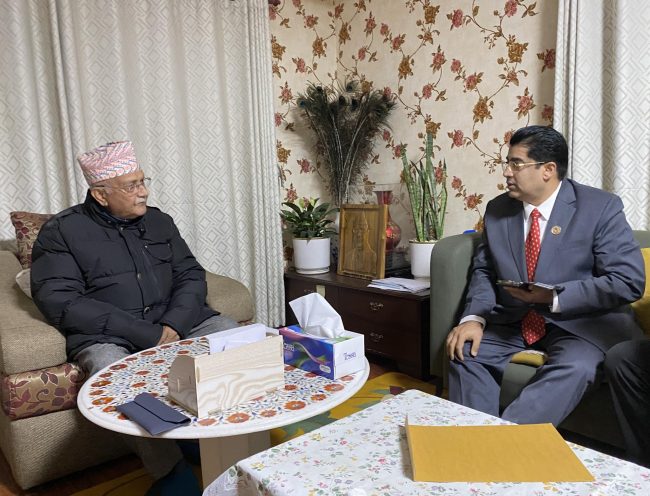 परिवार दलका अध्यक्ष एकनाथ ढकालद्वारा एमाले अध्यक्ष ओलीसँग भेट