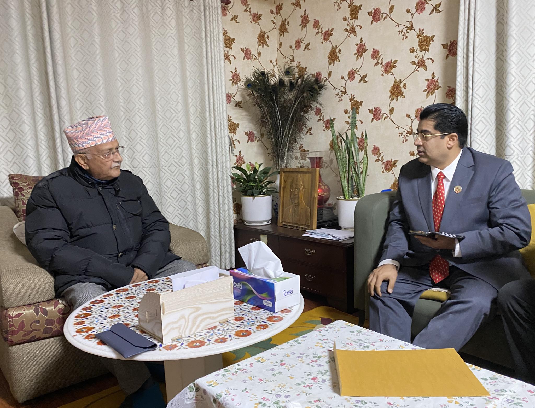 परिवार दलका अध्यक्ष एकनाथ ढकालद्वारा एमाले अध्यक्ष ओलीसँग भेट