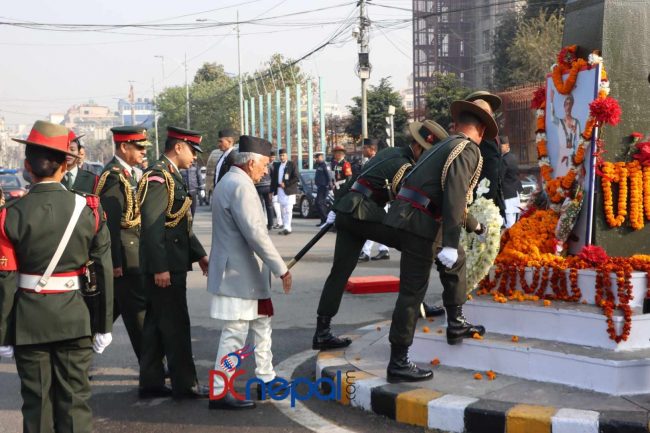 पृथ्वीनारायण शाहको सालिकमा राष्ट्रपति पौडेलद्वारा पुष्पहार अर्पण (तस्वीरसहित)