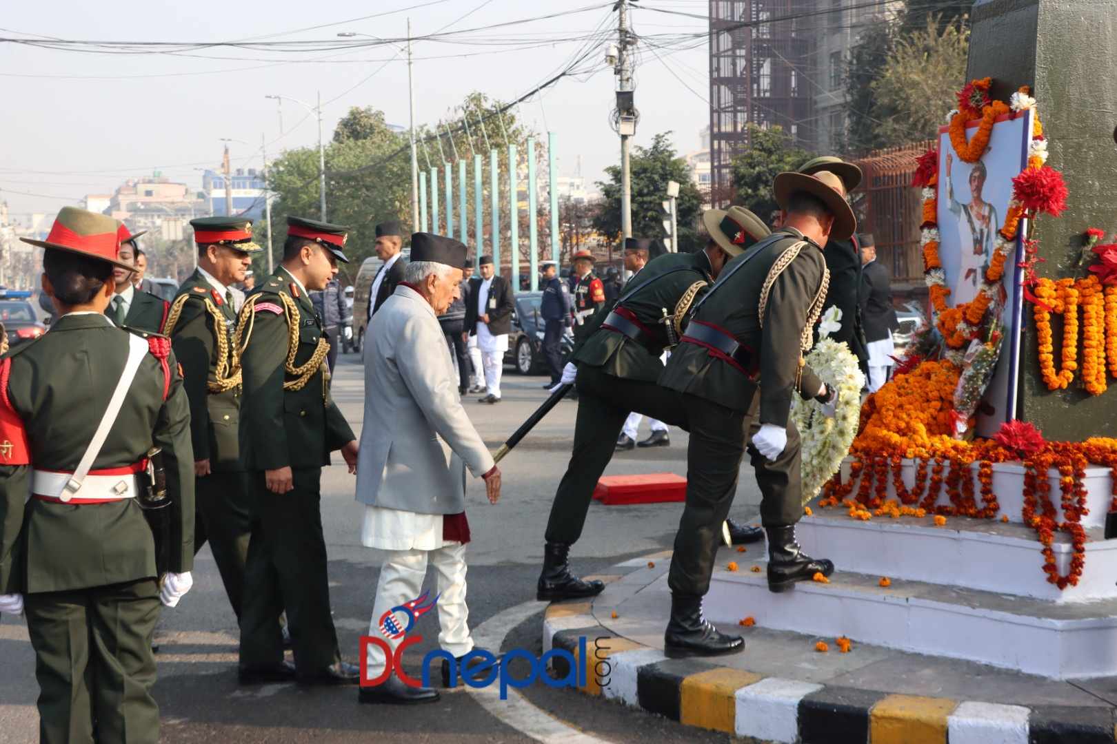 पृथ्वीनारायण शाहको सालिकमा राष्ट्रपति पौडेलद्वारा पुष्पहार अर्पण (तस्वीरसहित)