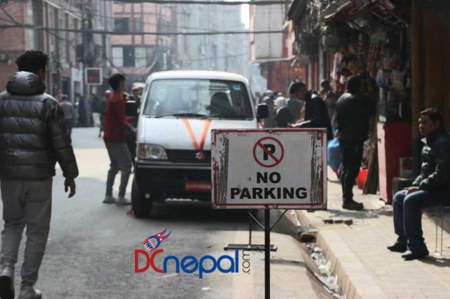 काठमाडौं महानगरले न्युरोड क्षेत्रमा सवारी पार्किङ गर्न रोक लगायो (तस्वीरहरु)