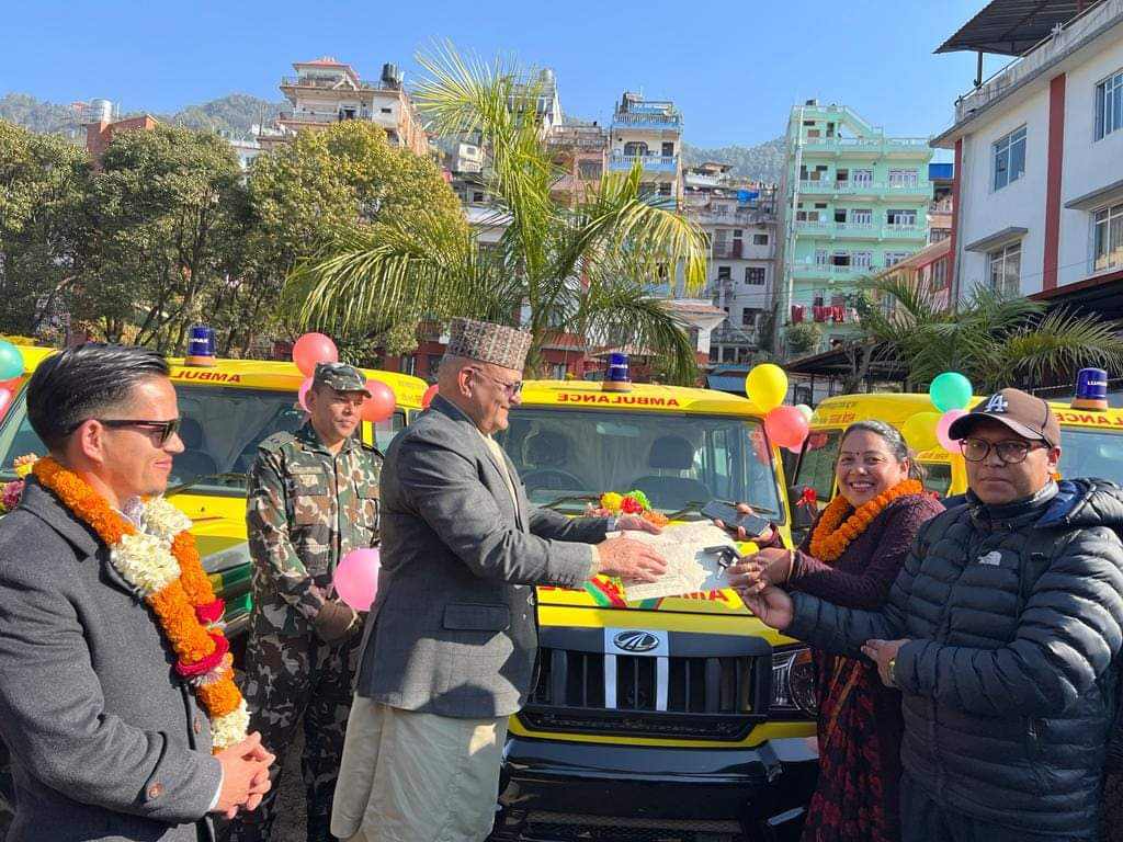 सम्भव नेपालद्वारा गोरखाका स्थानीय तहलाई एम्बुलेन्स र स्वास्थ्य सामग्री वितरण