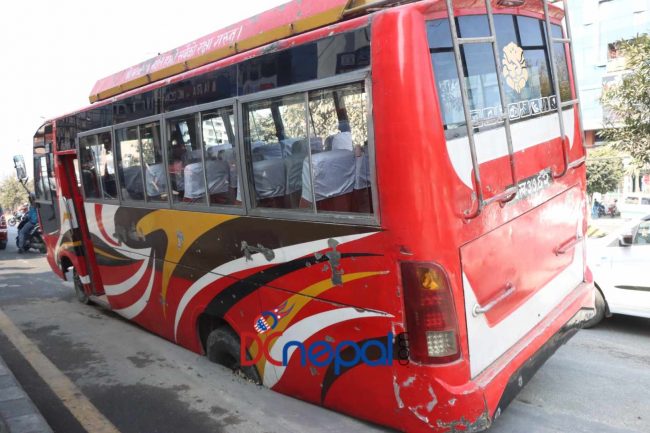 बानेश्वरमा गुड्दागुड्दैको बस भासियो (तस्वीरसहित)