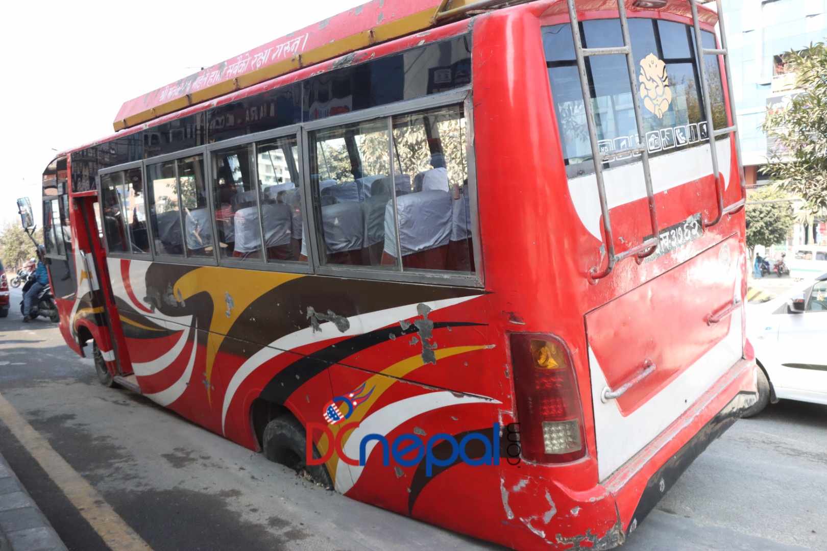 बानेश्वरमा गुड्दागुड्दैको बस भासियो (तस्वीरसहित)