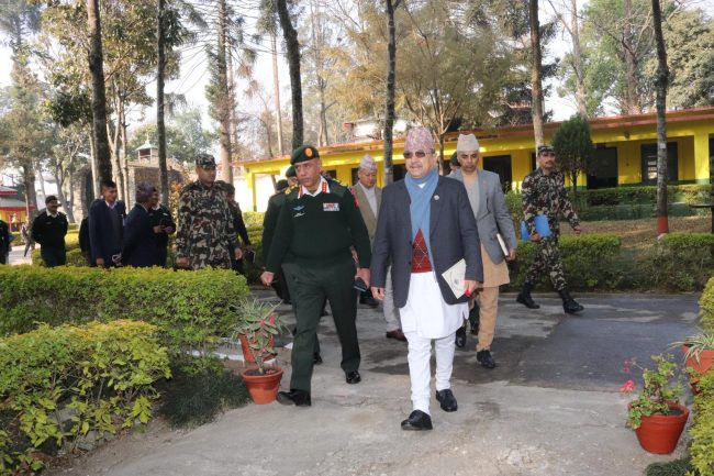सेनाको यान्त्रिक सेवा महानिर्देशनालय निरीक्षणमा रक्षामन्त्री