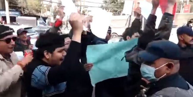 प्रदर्शनमा उत्रेका नेपाल विद्यार्थी संघका विद्यार्थी प्रहरी नियन्त्रणमा