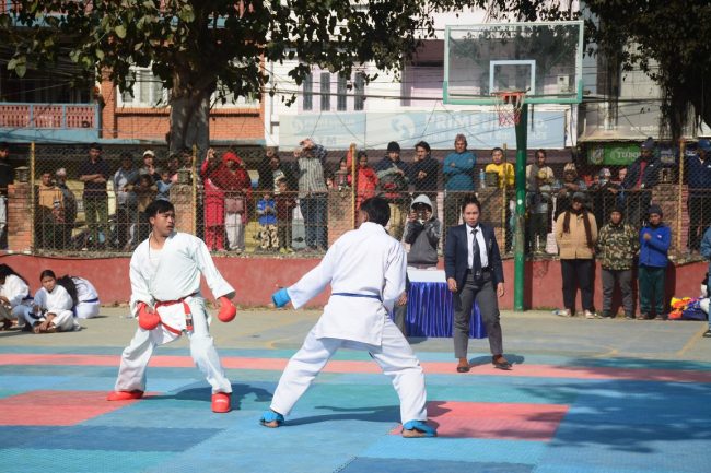 बास्केटबल कोर्टमा कराते !