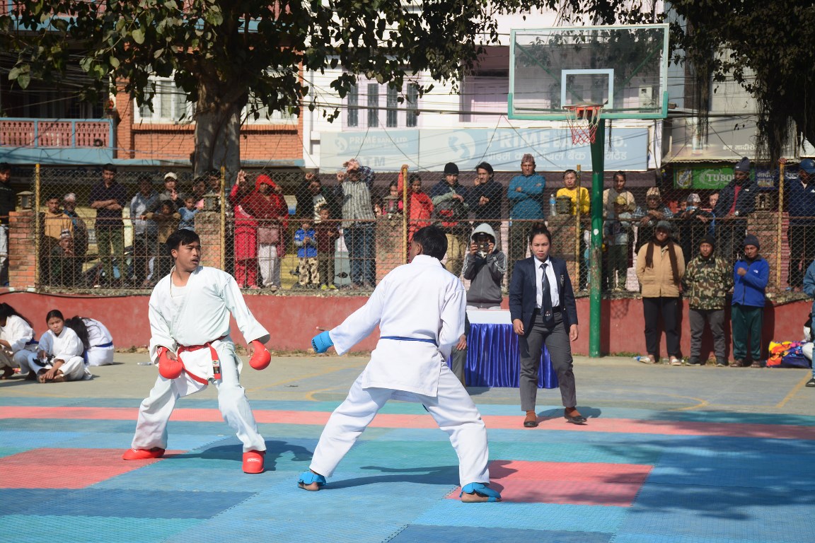 बास्केटबल कोर्टमा कराते !