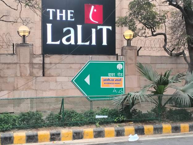 भारतमा साम्प्रदायिक द्वन्द्वको खतरा, बाबर रोडको बोर्डमाथि ‘अयोध्या मार्ग’ पोस्टर