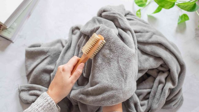 जाडोमा भारी कम्बललाई पानी बिना यसरी गर्नुहोस् सफा