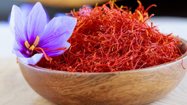 दाग धब्बा हटाउने होस् वा डार्क सर्कल लगाउनुहोस् केसर