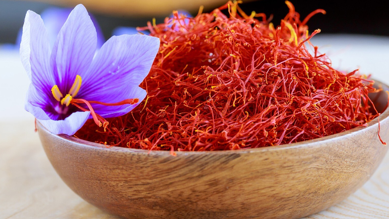 दाग धब्बा हटाउने होस् वा डार्क सर्कल लगाउनुहोस् केसर