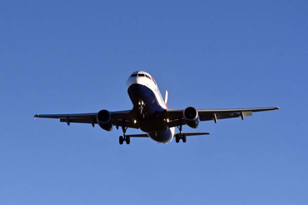 पैसा बचाउन विमान चढेर कलेज !