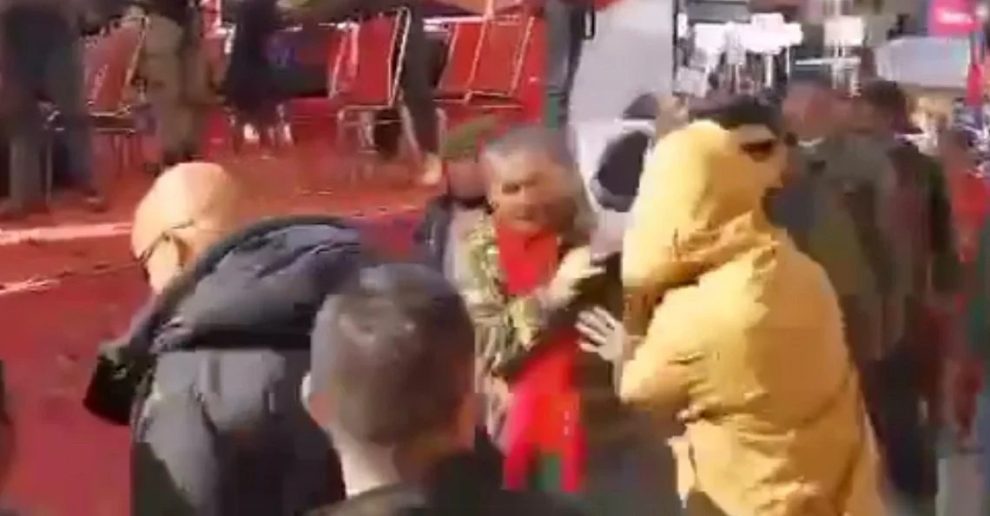 बागलुङका एक युवाले गरे दुर्गा प्रसाईंमाथि हातपात