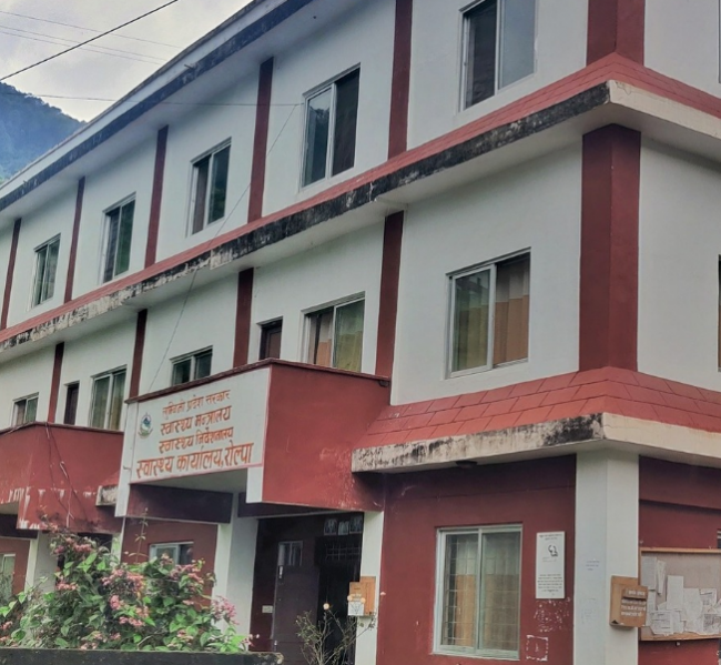 स्वास्थ्य कार्यालय रोल्पाले जेष्ठ नागरिकलाई घरदैलोमै स्वास्थ्य सेवा दिँदै