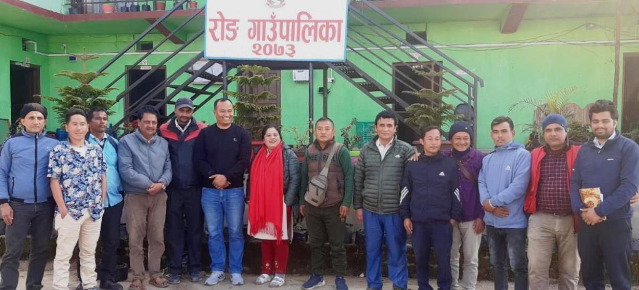 सामुदायिक विद्यालयका अभिभावक पढाउँदै रोङ गाउँँपालिका