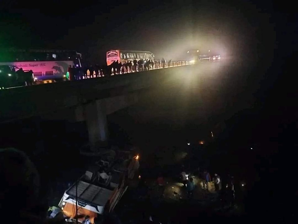 नेपालगन्जबाट काठमाडौं आउँदै गरेको बस राप्ती नदीमा खस्यो