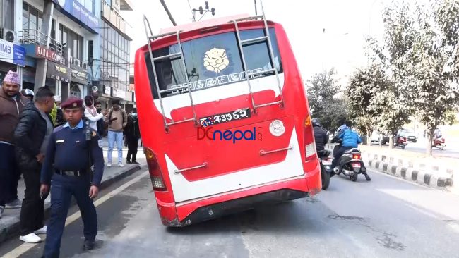 बानेश्वरमा गुडिरहेको बस सडकमा भासियो (भिडियोसहित)