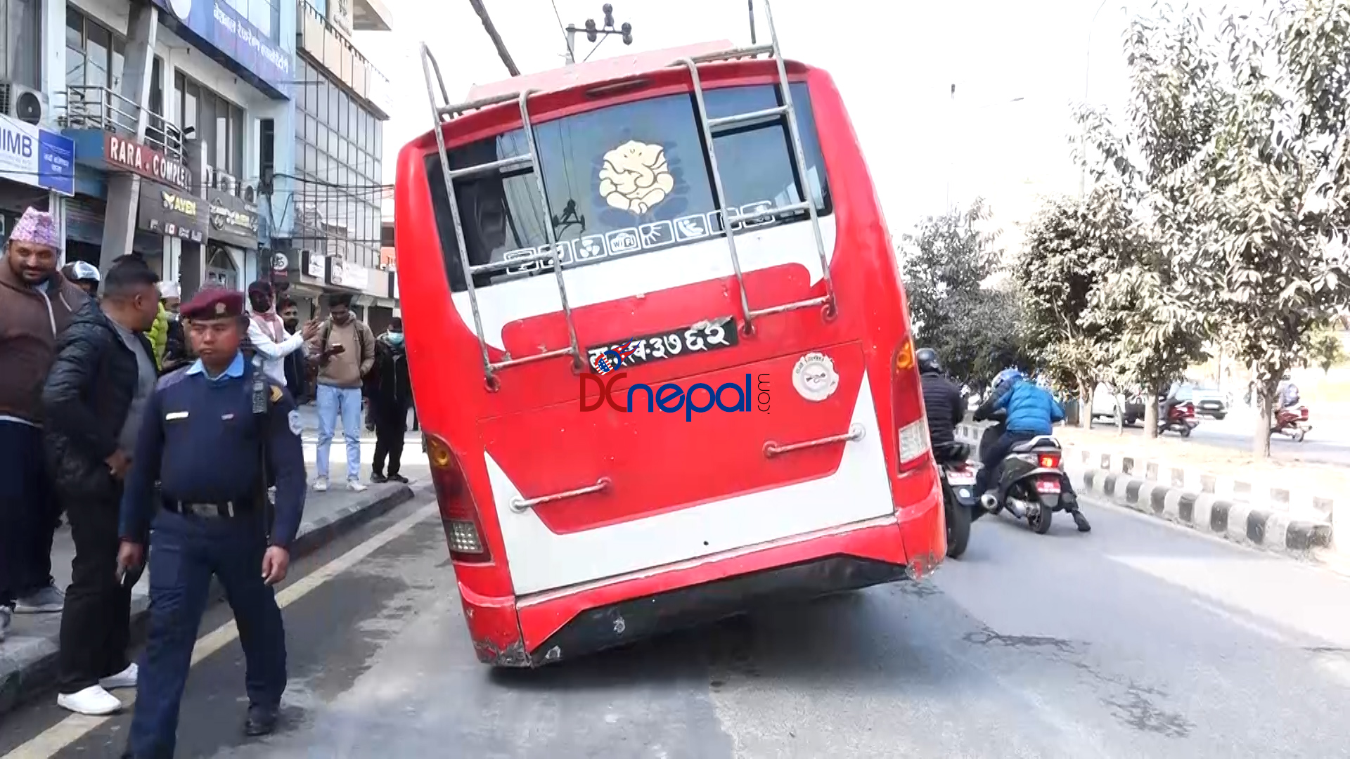 बानेश्वरमा गुडिरहेको बस सडकमा भासियो (भिडियोसहित)