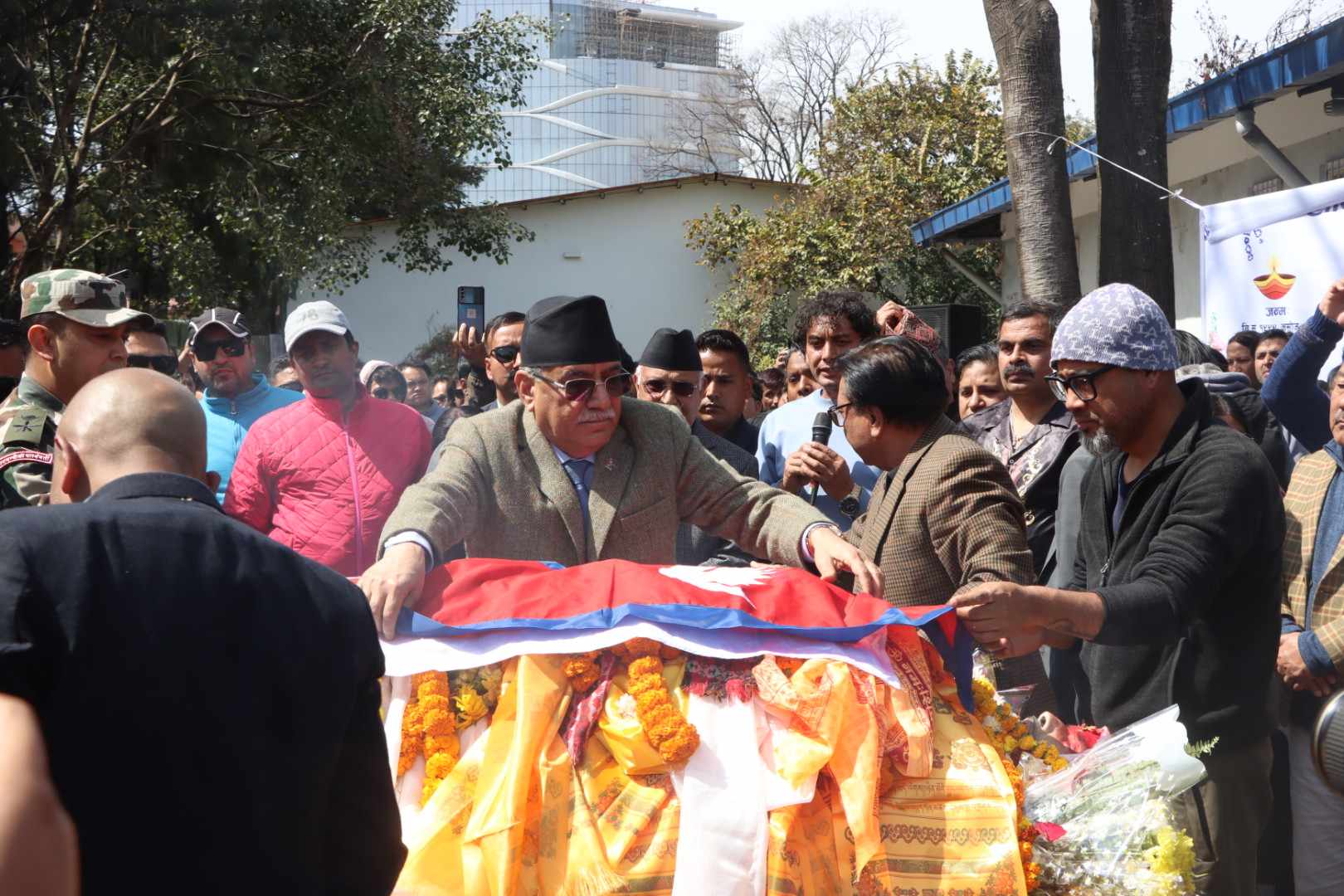 प्रधानमन्त्रीद्वारा आचार्यको पार्थिव शरीरमा राष्ट्रिय झण्डा ओढाएर सम्मान