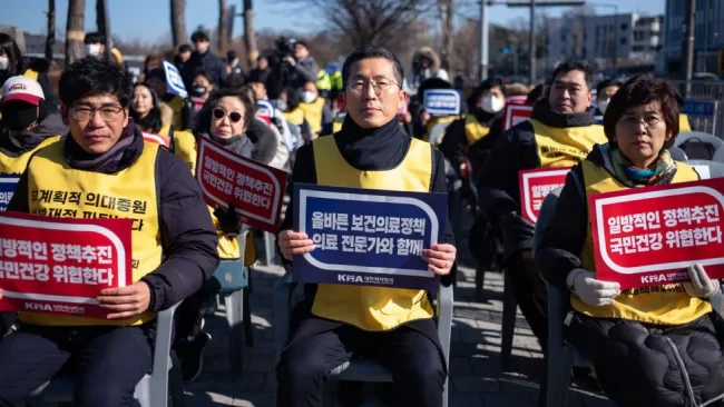 दक्षिण कोरियामा नयाँ डाक्टर भर्नाको विरोधमा डाक्टरहरूको हडताल