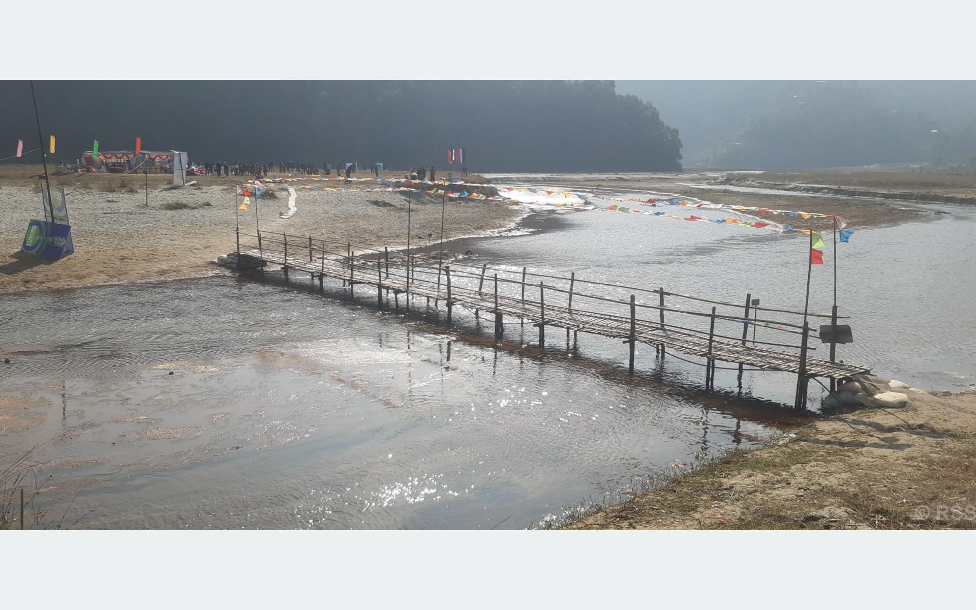 पोखरा महानगरभित्रकै पीडा : वर्षा याममा एक घण्टा बढी पैदल, हिउँदमा बाँसको फड्के