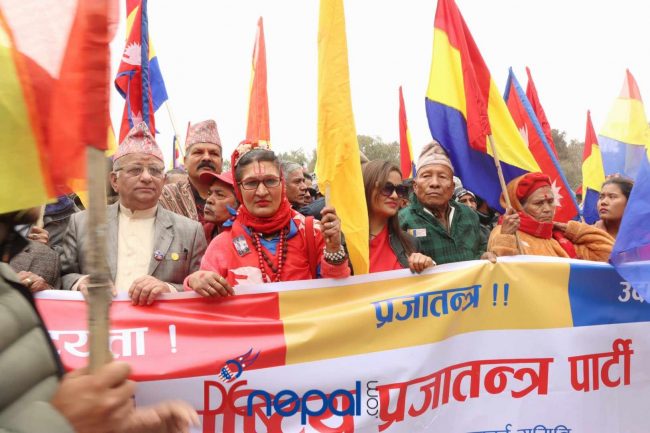 राप्रपाले सरकारलाई ४० बुँदे ज्ञापन पत्र बुझाउँदै (तस्बिरहरु)