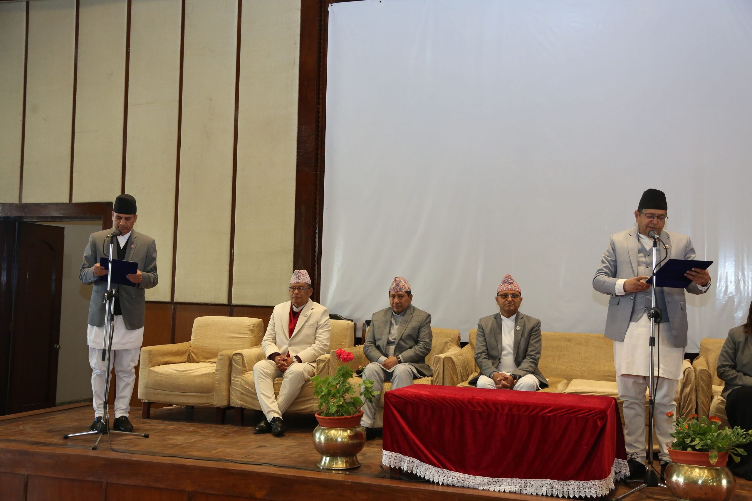 संघीय संसद्का महासचिव पाण्डेयले लिए शपथ