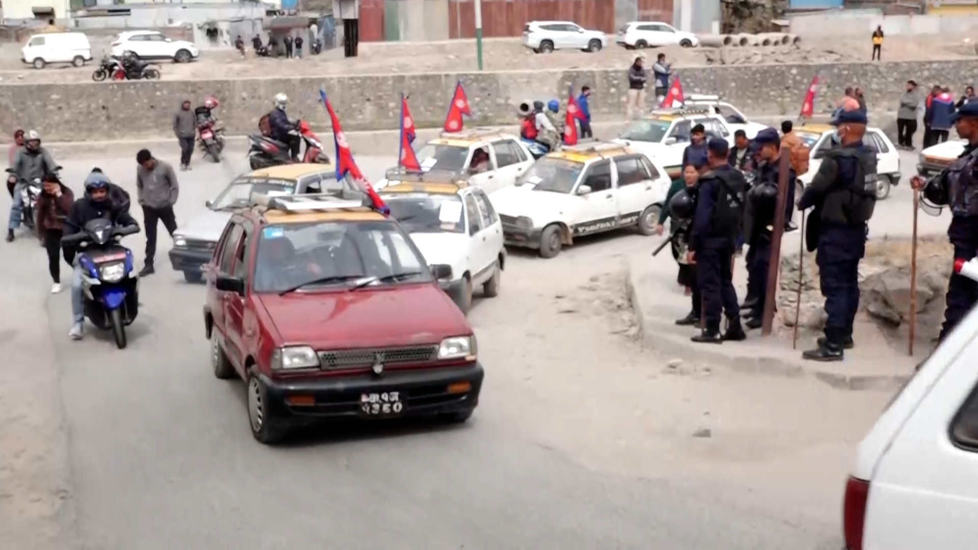 नयाँ ट्याक्सी खरिदमा एकाधिकार गरेको भन्दै ट्याक्सी व्यवसायीकाे विरोध