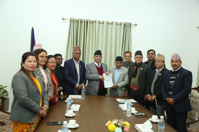 संसदीय टोलीले चीन भ्रमण प्रतिवेदन प्रधानमन्त्रीलाई हस्तान्तरण