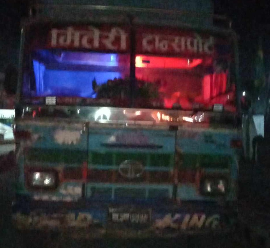 ३२ लाख बराबरको खुद्रा सामान बोकेको ट्रक प्रहरीको नियन्त्रणमा