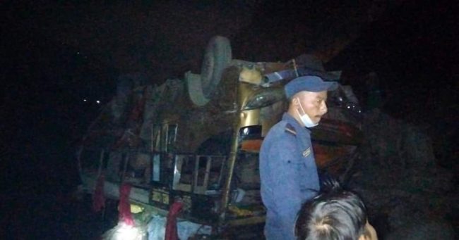 महेन्द्रनगरबाट काठमाडौं आउँदै गरेको यात्रुवाहक बस दुर्घटना, १० जनाको मृत्यु, ३० घाइते