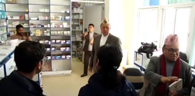 वीर अस्पतालका फार्मेसीले औषधि किन्न बाहिर पठाउने गरेको खुलासा