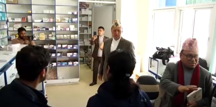 वीर अस्पतालका फार्मेसीले औषधि किन्न बाहिर पठाउने गरेको खुलासा