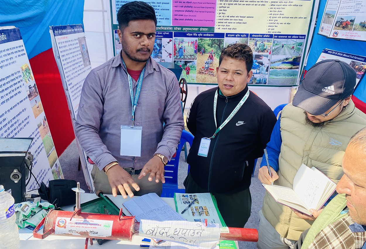 अनुसन्धानकर्मीलाई झुक्काइरहेको बाँदर !