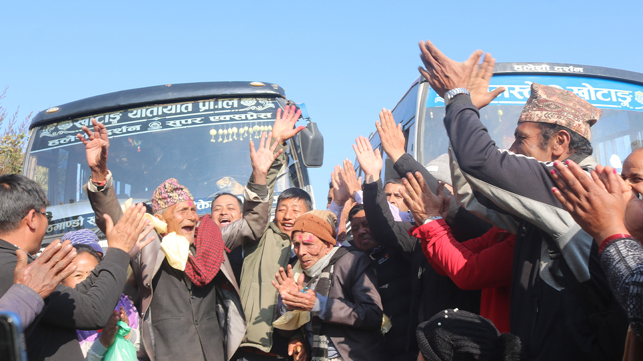 दिक्तेलको खाल्लेमा बस पुगेपछि…