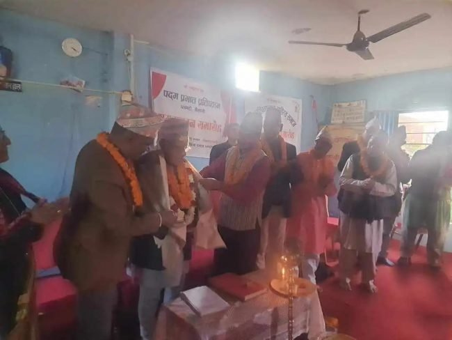 साहित्य समाजले पूर्वप्रधानमन्त्री चन्दलाई नागरिक अभिनन्दन गर्दै