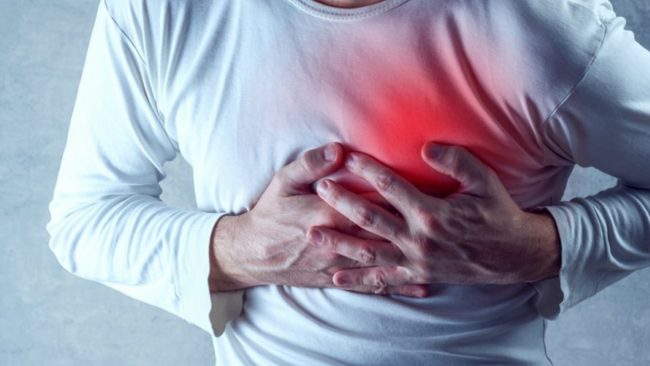 छाती दुख्नु उच्च कोलेस्ट्रोलको संकेत ! थाहा पाउनुहोस् अन्य लक्षणहरू