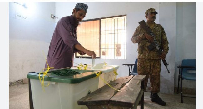 पाकिस्तानः इमरान खानले जेलबाटै हुलाकमार्फत भोट हाले