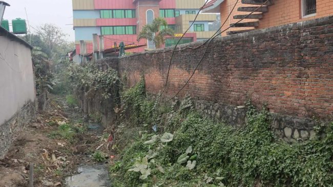 अतिक्रमणको चपेटामा पुङ्गीखोला