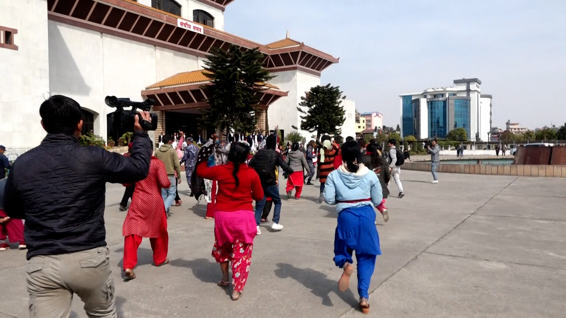 मिटरब्याज र लघुवित्त पीडितहरु संसद भवन छिरे, ४० भन्दा बढि पक्राउ