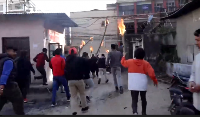 गठबन्धन निकट विद्यार्थी संगठनले आफ्ना नेताहरुलाई कुटपिट गरेको भन्दै अनेरास्ववियुको मसाल जुलुस