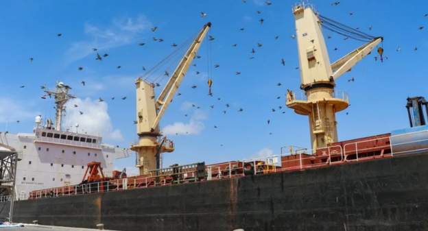 एडेनको खाडीमा एउटा जहाजमा मिसाइल आक्रमण