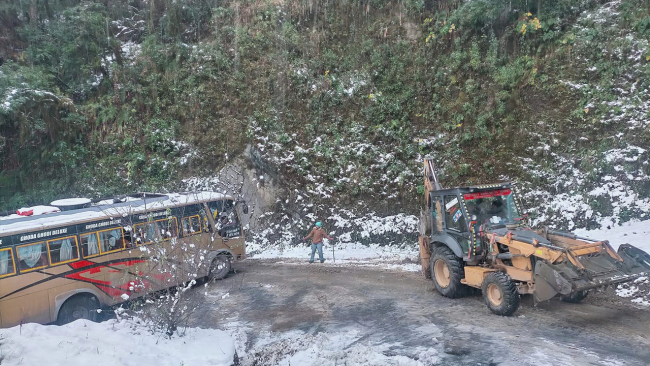 हिउँ परेपछि मध्यपहाडी लोकमार्ग अवरुद्ध