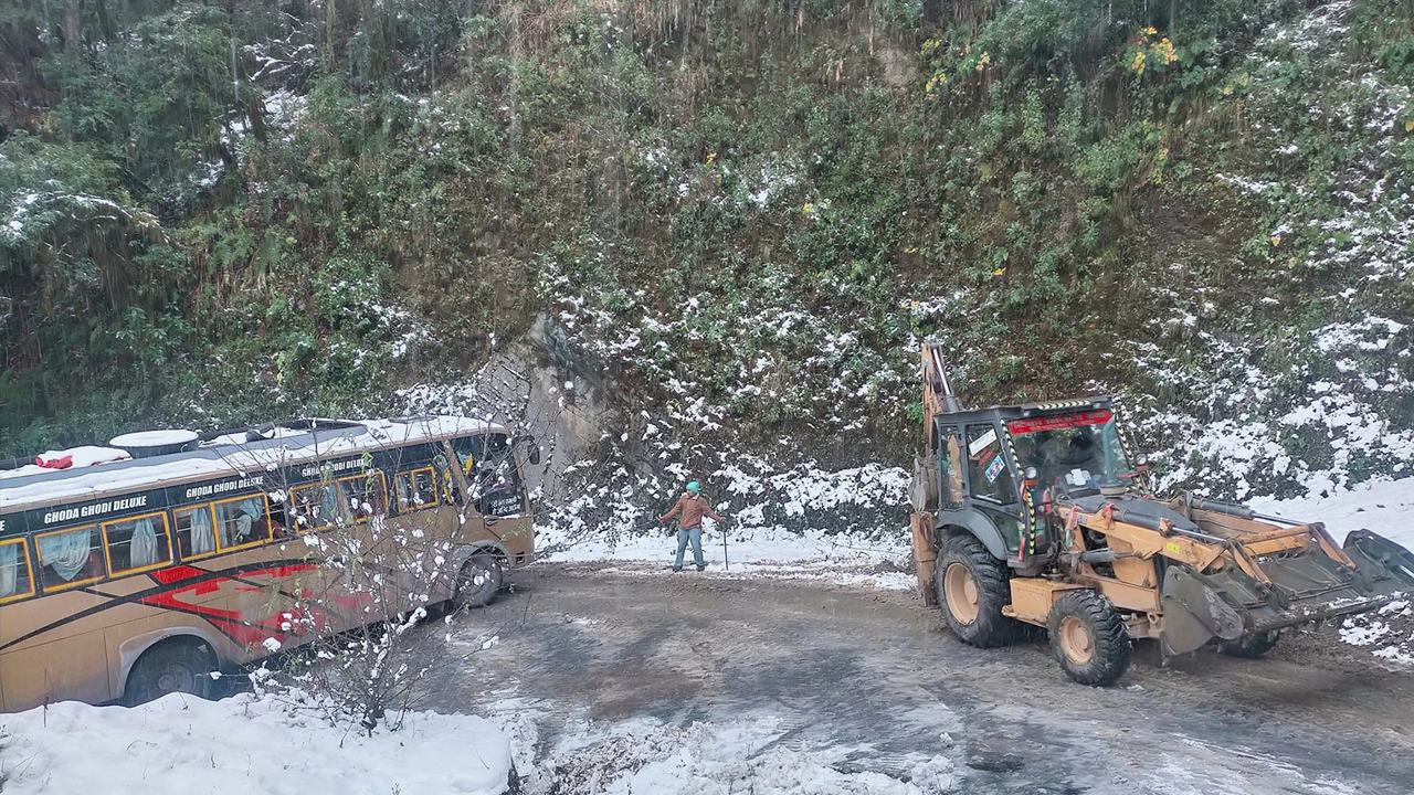 हिउँ परेपछि मध्यपहाडी लोकमार्ग अवरुद्ध