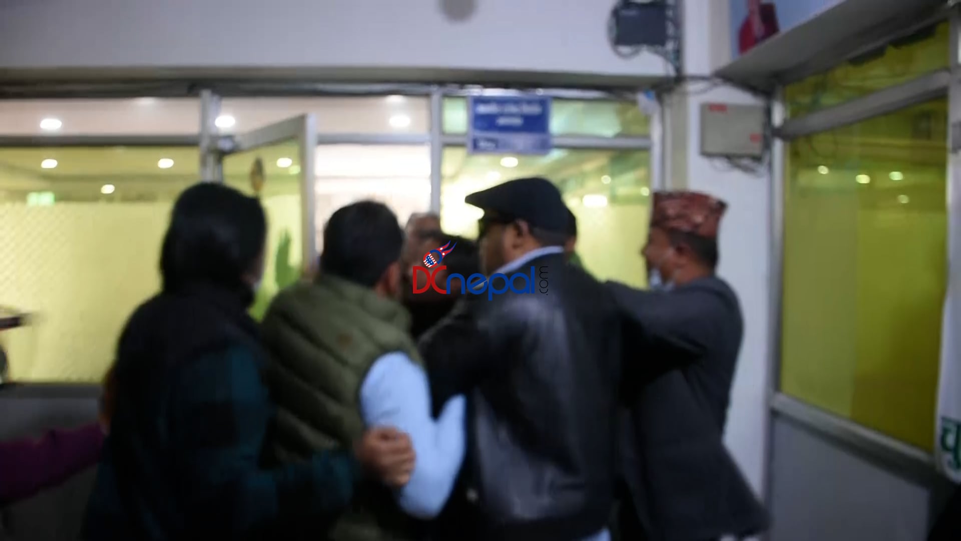 पार्टी कार्यालयभित्रै राप्रपा नेता ठाकुरमोहन श्रेष्ठ कुटिए (भिडियो)