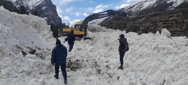 मनाङमा आएको हिमपहिरो पन्छाउन थालियो