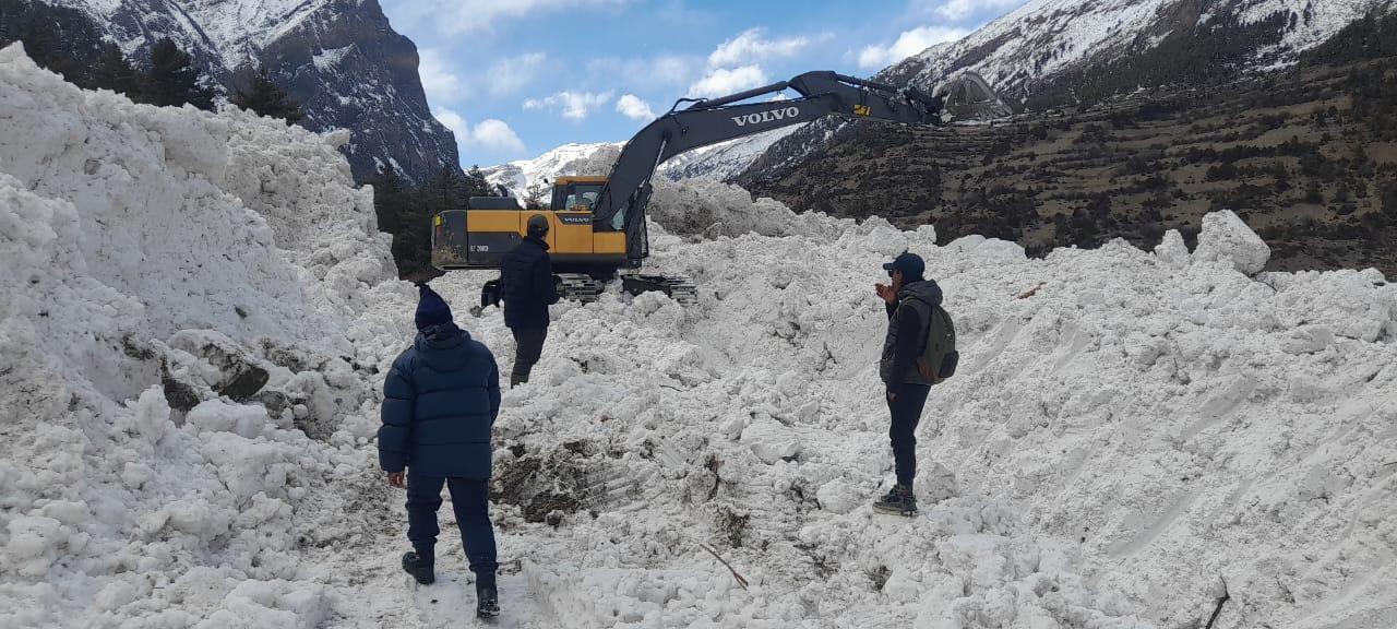 मनाङमा आएको हिमपहिरो पन्छाउन थालियो