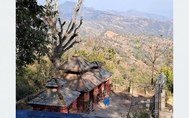 स्थानीयको चन्दाबाट कालिका मन्दिरमा तामाको छानो