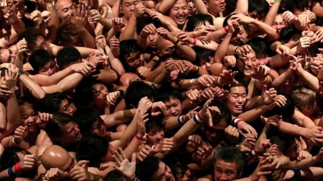 हजारौं मानिस नग्न अवस्थामा मन्दिर पुगेपछि…